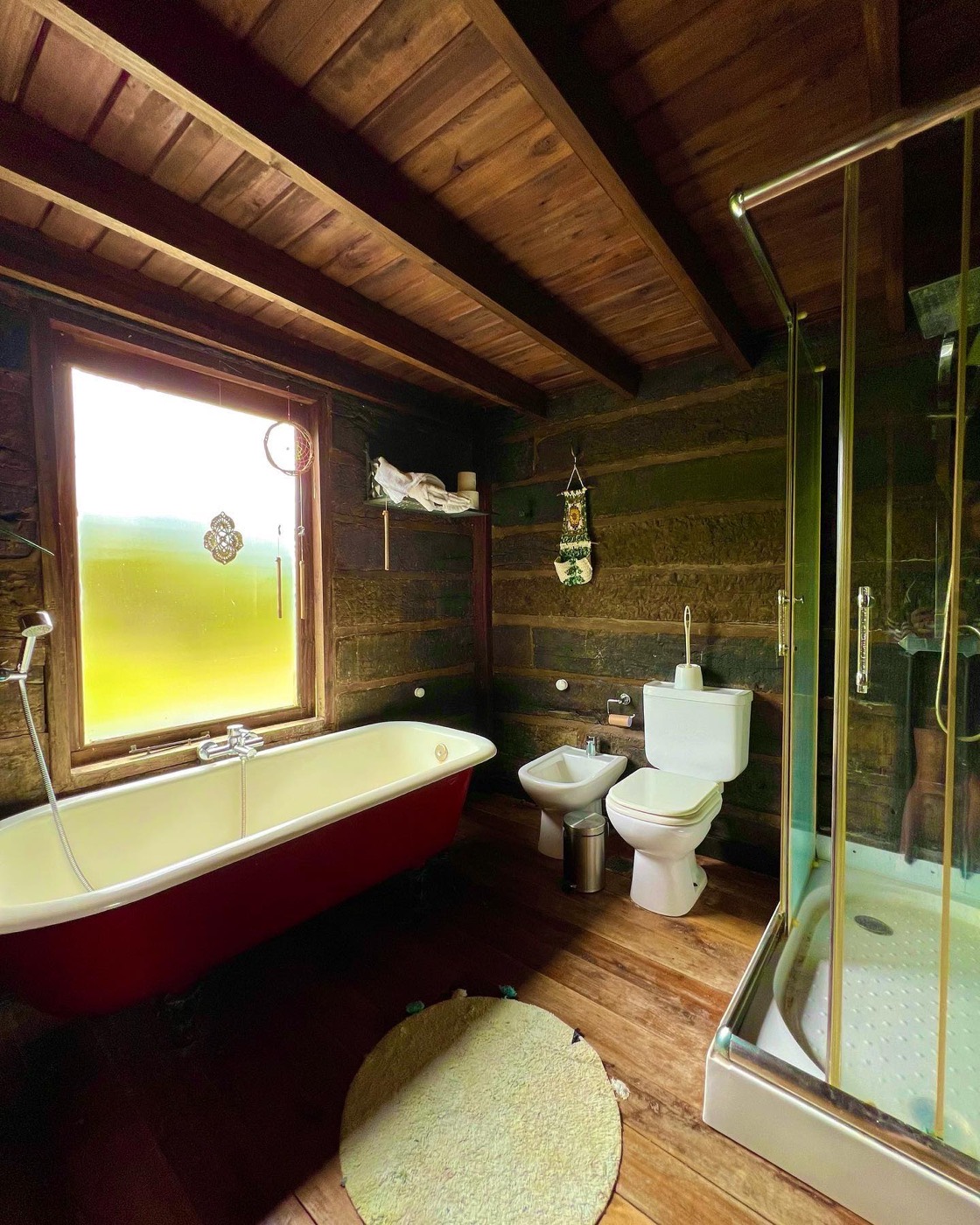 Baño con bañadera de hierro roja